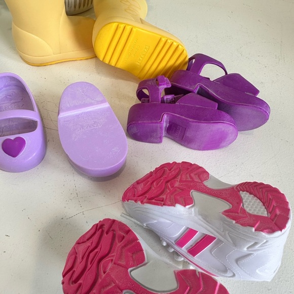 Cute! 18” Doll Shoes‎ Lot Of 4 - Rain Boots, Sandals, Sneakers - Picture 4 of 4